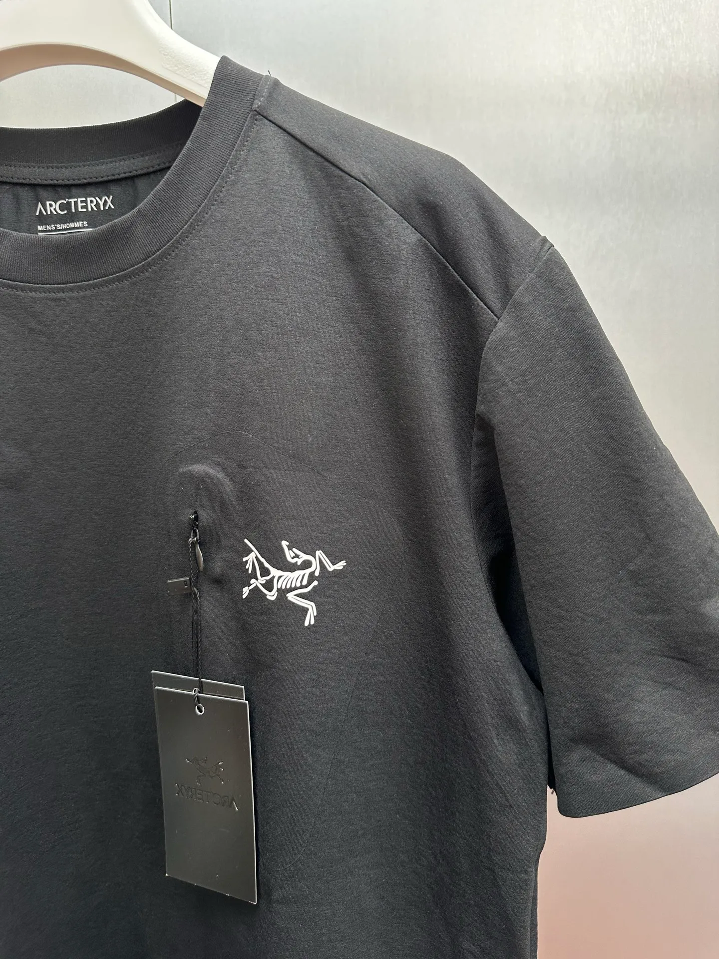ARC‘TERYX/ 2026 New Arrival T ： Breathable ， ， ， ， 。 ：Classic ， ； ， ； ， 。 ： ， ， Versatile。 ， 、 、 。 ， ， ！ ：Black，White，Green，Brown Sizes：L-3x L